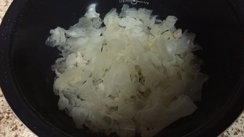 Tremella, Lily and Wolfberry Soup that strengthens the heart, nourishes Qi and nourishes beauty