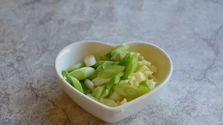 Eggplant minced meat braised noodles