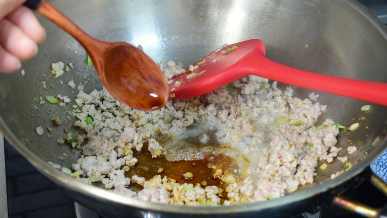 Eggplant minced meat braised noodles