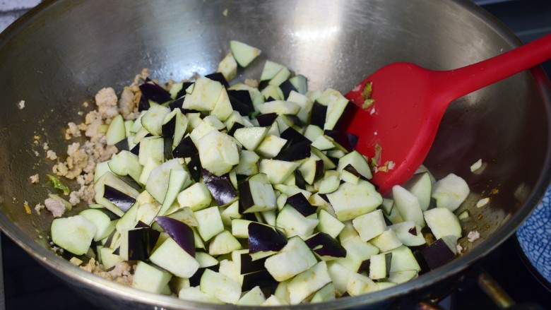 Eggplant minced meat braised noodles