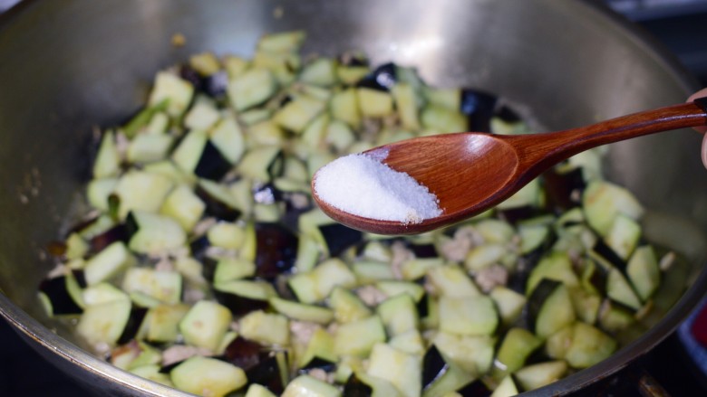 Eggplant minced meat braised noodles