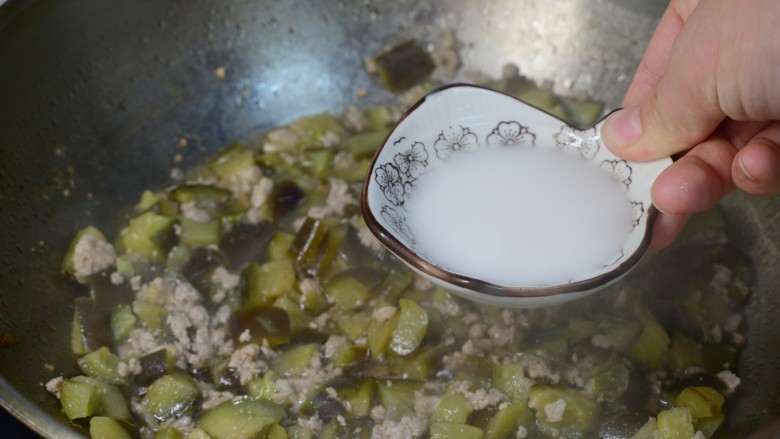 Eggplant minced meat braised noodles