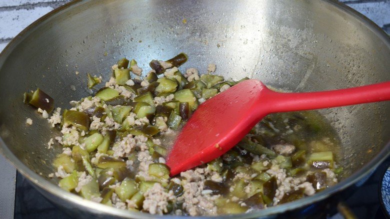 Eggplant minced meat braised noodles