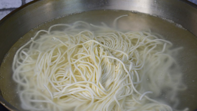 Eggplant minced meat braised noodles