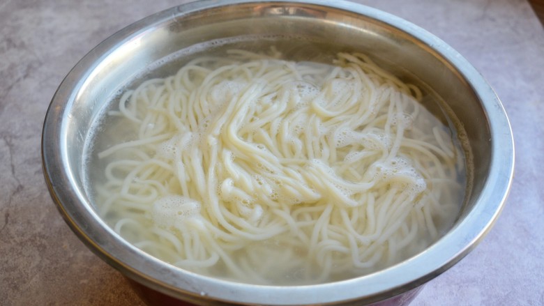 Eggplant minced meat braised noodles