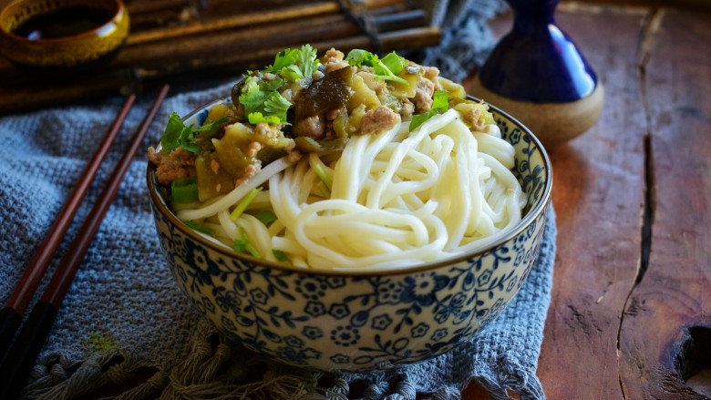 Eggplant minced meat braised noodles