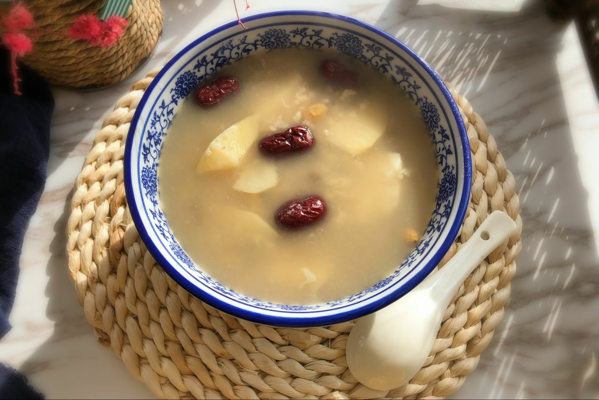 Healthy delicious sweet potato mung bean jujube porridge