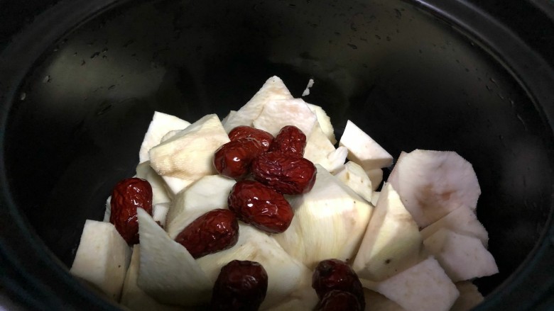 Healthy and delicious sweet potato, mung bean and jujube porridge