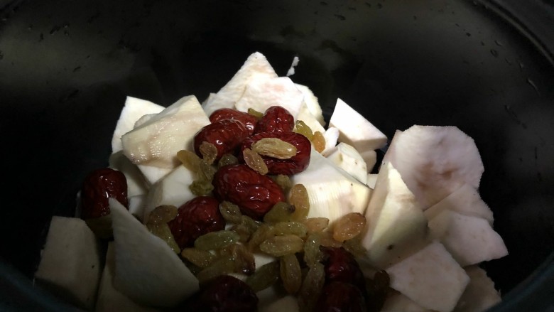 Healthy and delicious sweet potato, mung bean and jujube porridge