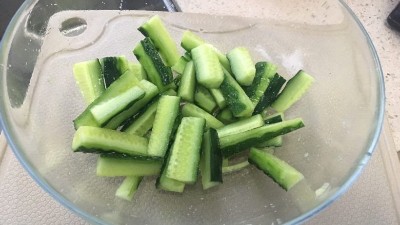 One-night stain: refreshing cucumber strips