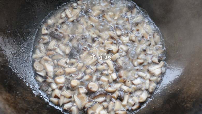 Mushroom soup noodles. You can see the mushrooms and taste them. This is the real mushroom soup. 