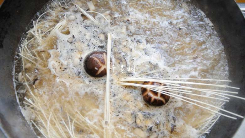 Mushroom soup noodles, you can see the mushrooms and taste the deliciousness, this is the real mushroom soup 