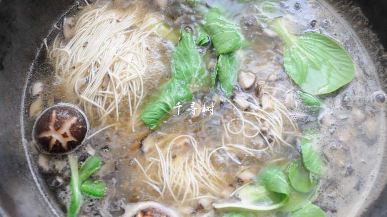 Mushroom soup noodles, you can see the mushrooms and taste the deliciousness, this is the real mushroom soup 