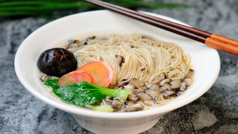 Mushroom soup noodles. You can see the mushrooms and taste them. This is the real mushroom soup. 