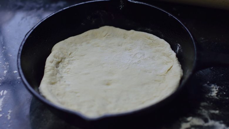 Cast iron pan basic pizza