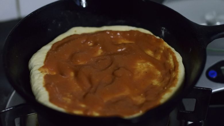 Cast iron pan basic pizza