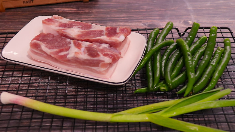 Stir-fried pork belly with hot pepper