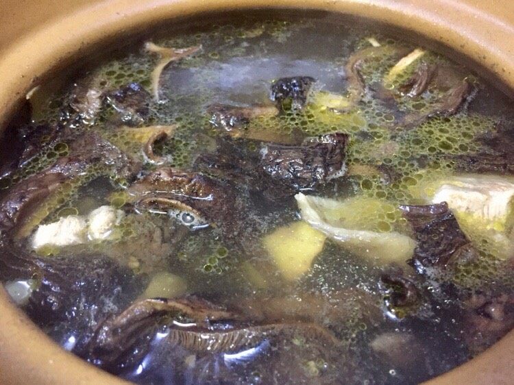 Black bear's paw fungus, fresh bamboo shoots and native chicken soup