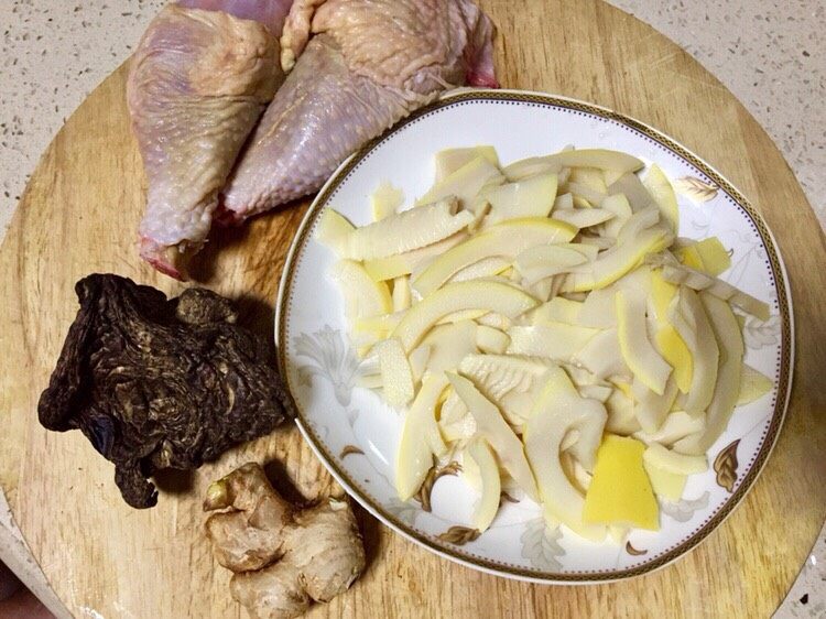 Black bear's paw fungus, fresh bamboo shoots and native chicken soup