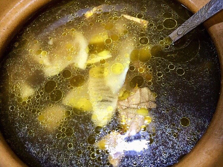 Black bear's paw fungus, fresh bamboo shoots and native chicken soup