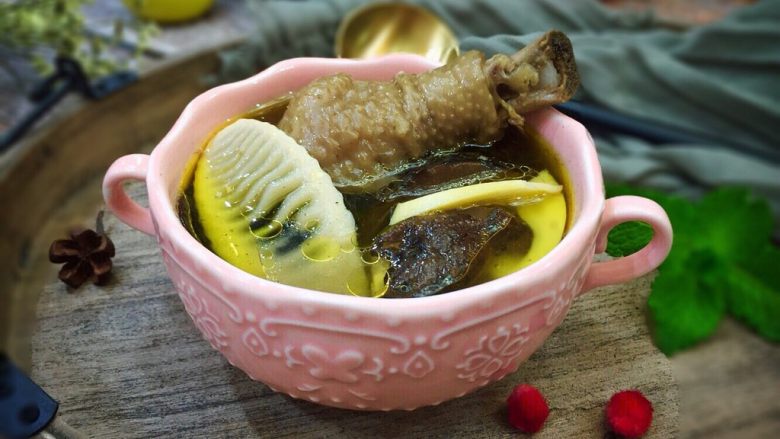 Black bear's paw fungus, fresh bamboo shoots and native chicken soup