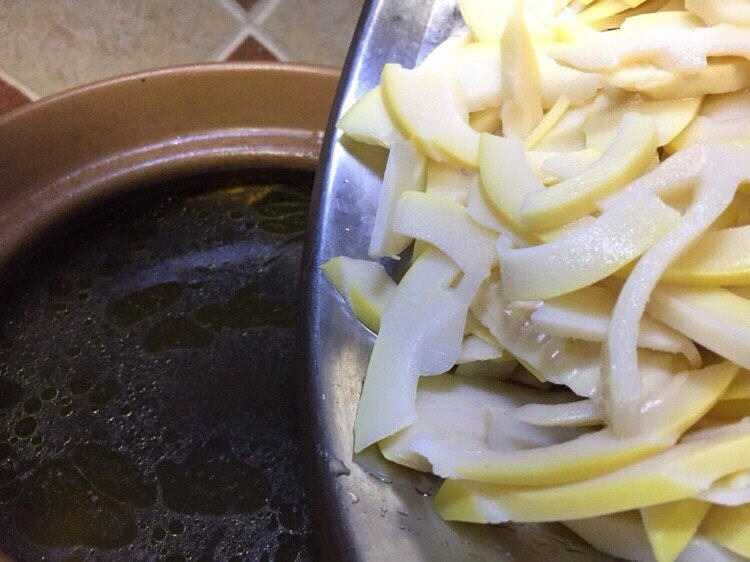 Black bear's paw fungus, fresh bamboo shoots and native chicken soup