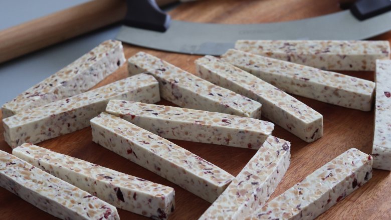 Milk-flavored nougat (boiled sugar version), the more you chew, the better it tastes