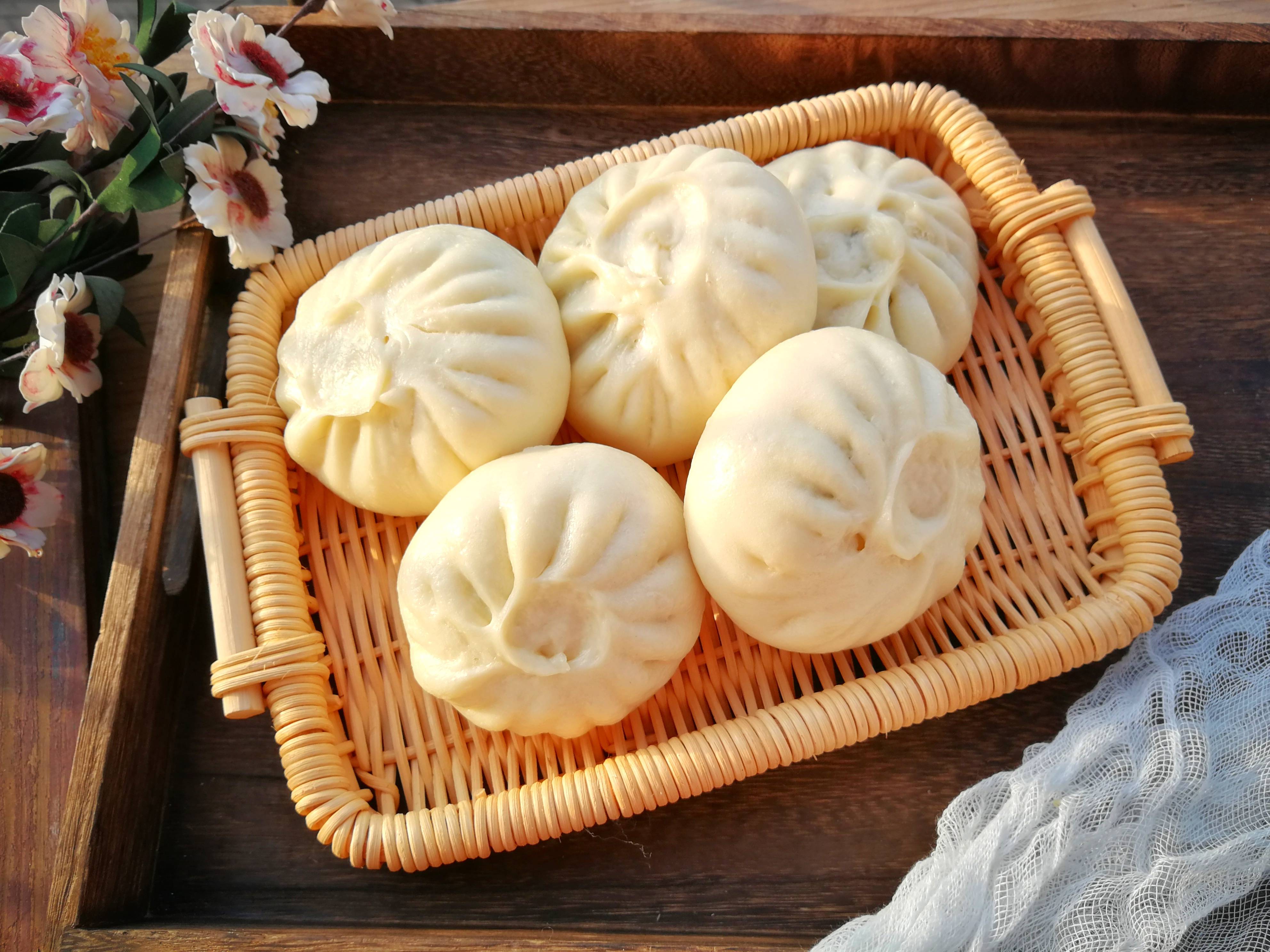 Steamed buns with chives and egg stuffing