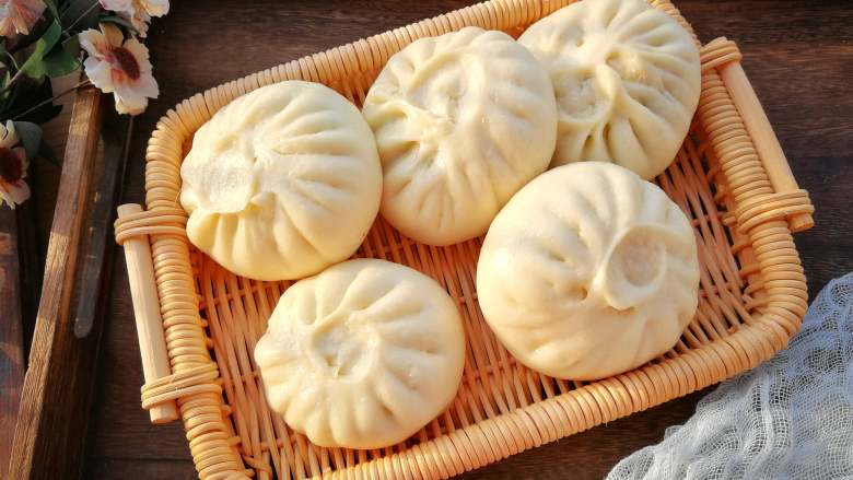 Leek and egg stuffed buns