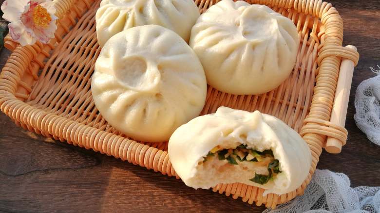 韭Steamed buns with vegetable and egg fillings