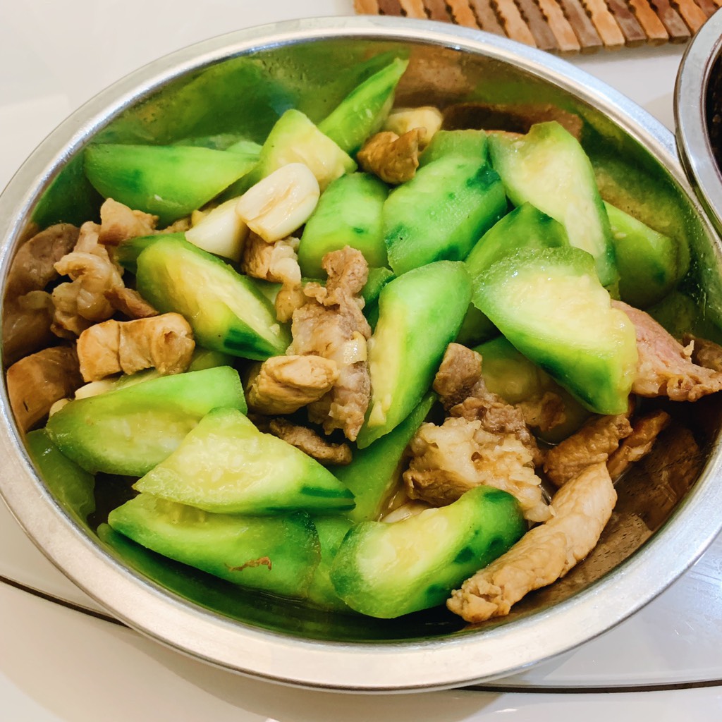 Stir-fried pork with loofah