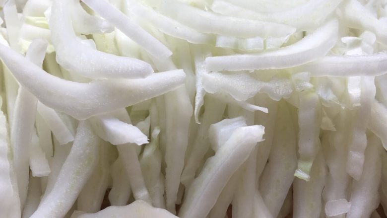 Stir-fried shredded pork with cabbage