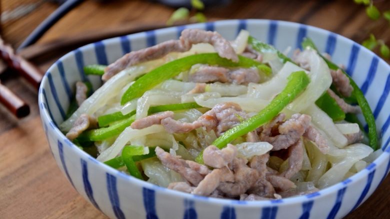 Stir-fried shredded pork with cabbage