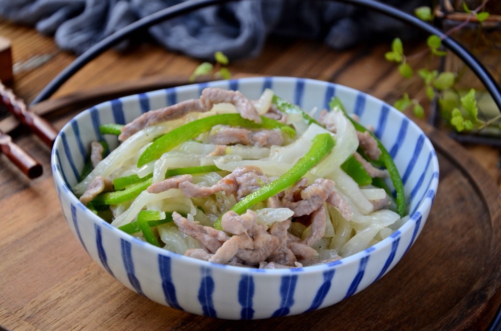 Stir-fried shredded pork with cabbage