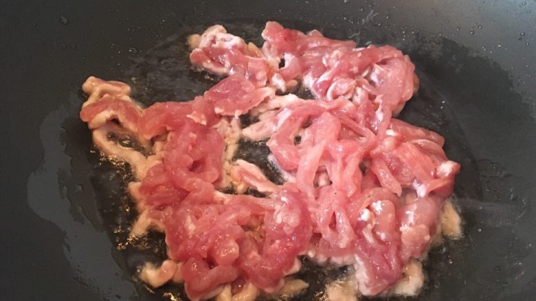 Stir-fried shredded pork with cabbage