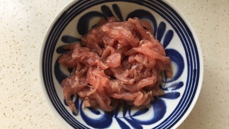 Stir-fried shredded pork with cabbage