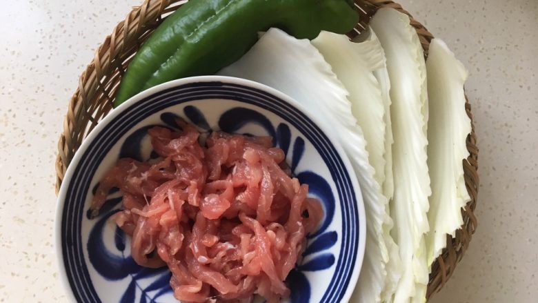 Stir-fried shredded pork with cabbage