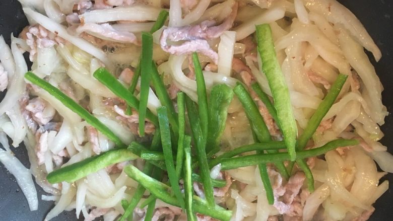 Stir-fried shredded pork with cabbage