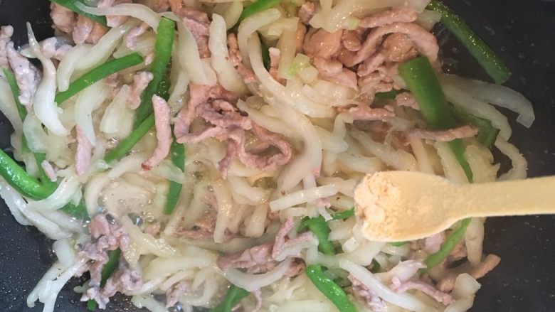 Stir-fried shredded pork with cabbage