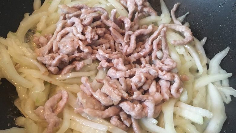 Stir-fried shredded pork with cabbage