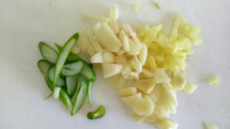 Agaric and Cucumber Burnt Tofu