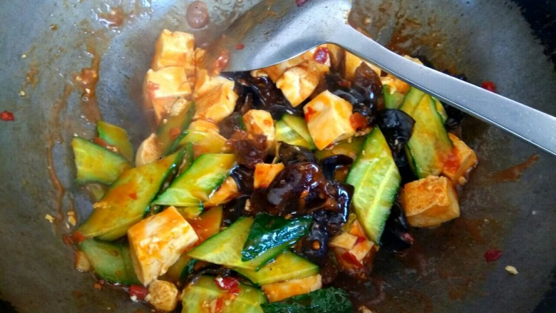 Agaric and Cucumber Burnt Tofu