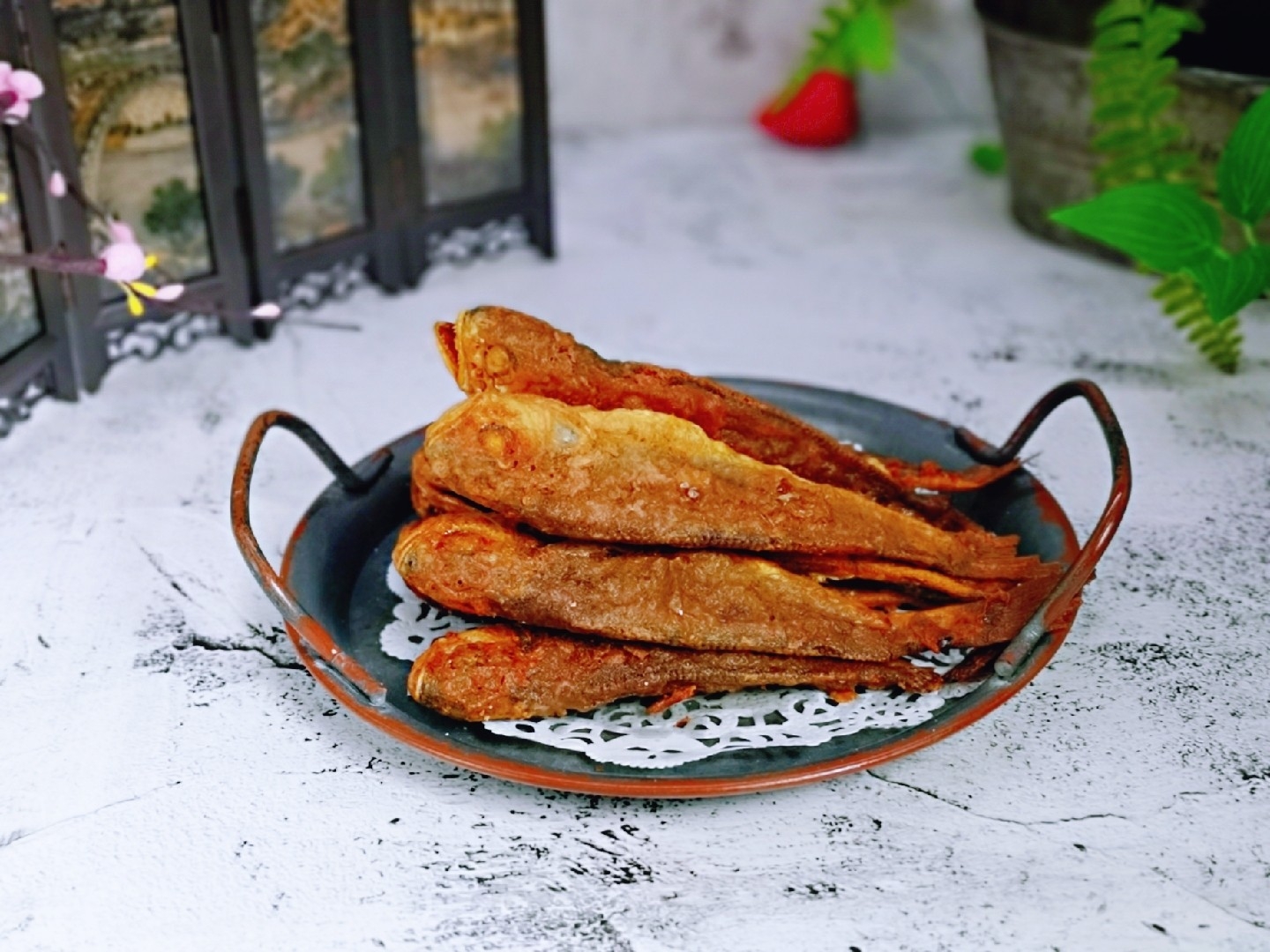 Crispy fried small yellow croaker