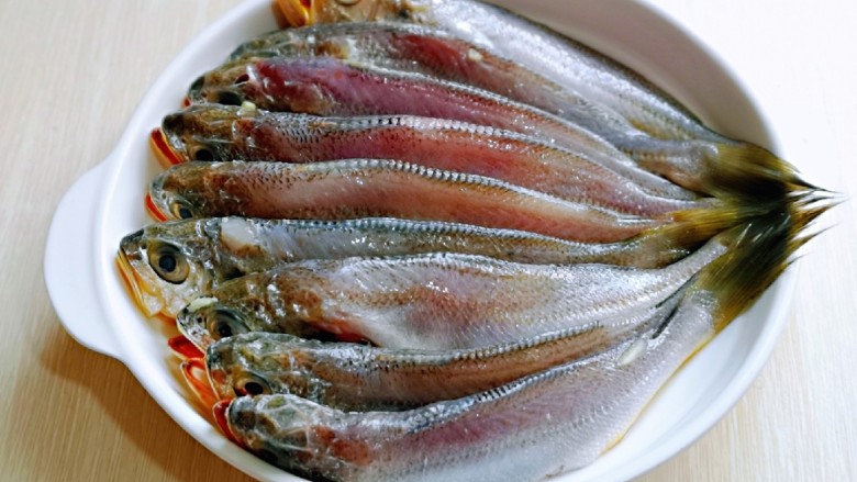 Fried small yellow croaker