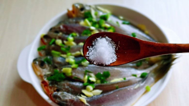 Fried small yellow croaker