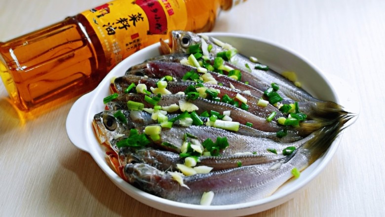 Fried small yellow croaker