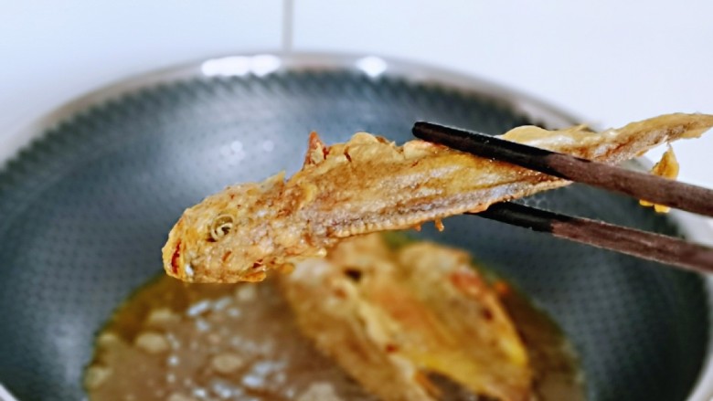 Fried small yellow croaker