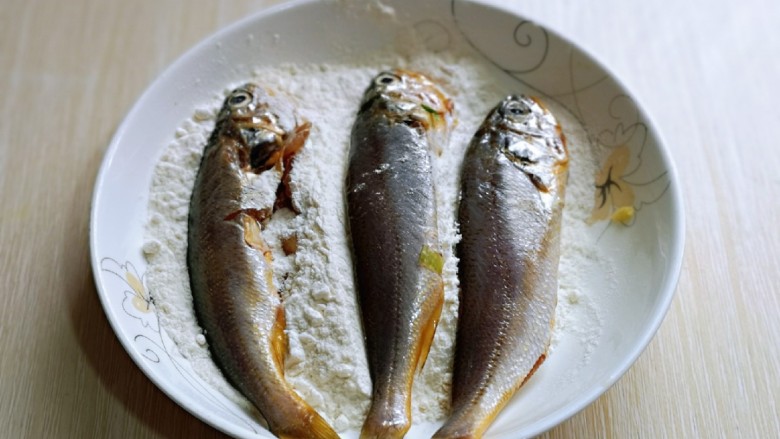 Fried small yellow croaker