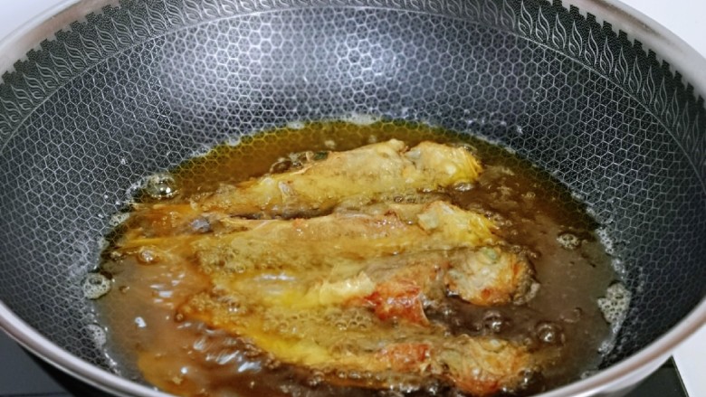 Fried small yellow croaker