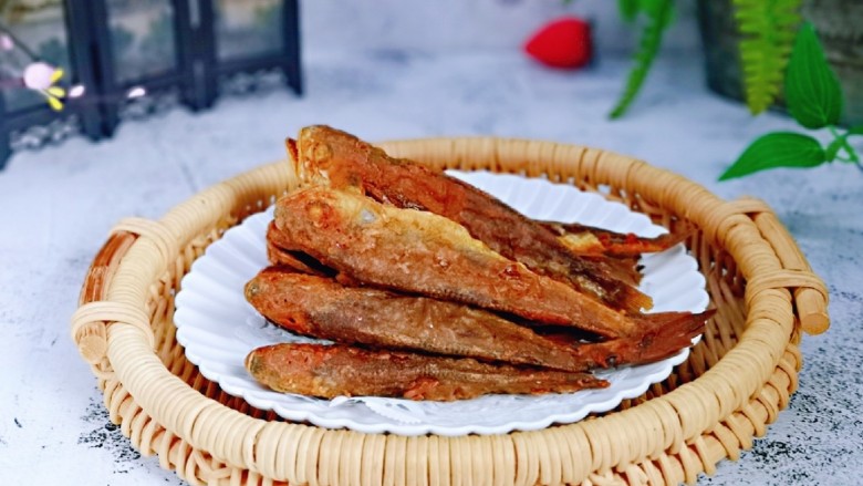 Fried small yellow croaker